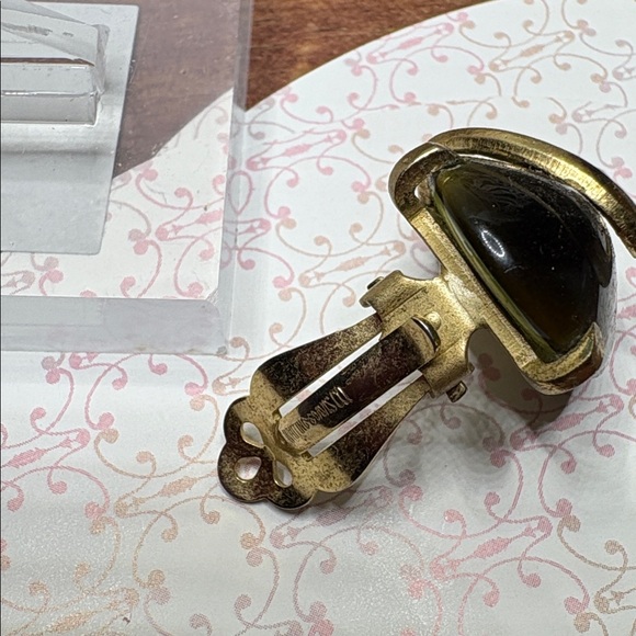 Vintage Whiting & Davis Green (Jade) & Gold clip on’s - Picture 3 of 5